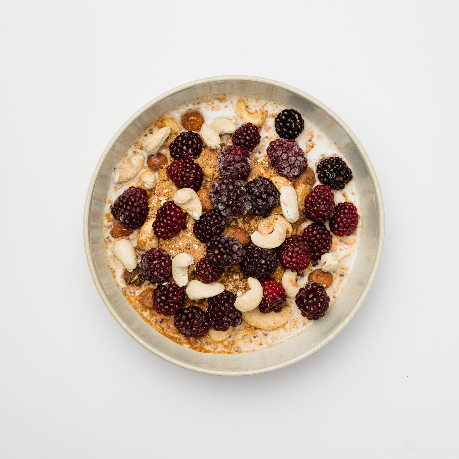 veganes fruehstueck brombeeren haselnüsse haferflocken