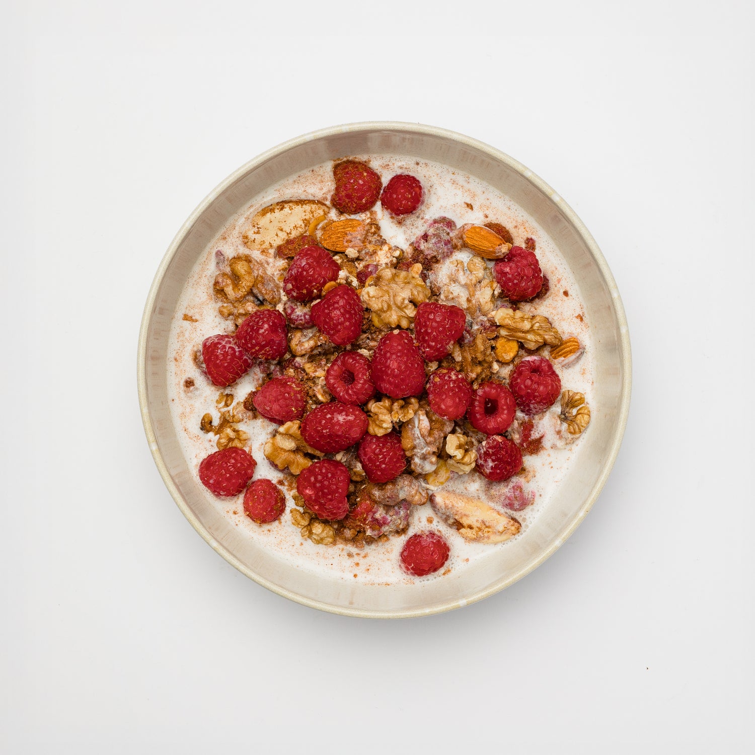 veganes fruehstueck himbeeren mandeln haferflocken